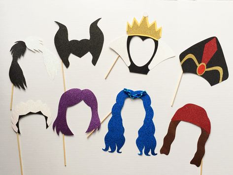 This is my full Descendants’ Inspired Set with all 8 main characters Descendants Party Ideas Birthdays, Disney Villain Party, Disney Descendants Party, Villains Party, Descendants Party, Party Favor Ideas, Diy Party Favors, 9th Birthday Parties, Girls Disney