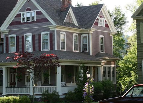 loving the purple! Victorian Home Exterior, Grey Exterior House Colors, Victorian Exterior, Exterior House Paint, White Exterior Houses, Paint Your House, Exterior Paint Color, Grey Houses, Exterior Paint Colors For House