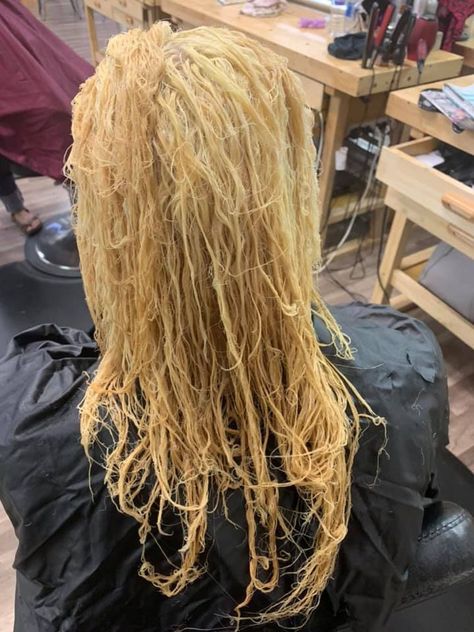 Hair Repair Diy, Bleach Damaged Hair, Hair Melt, Haircut Fails, Fried Hair, American Girl Hairstyles, Blonde Dye, Hair Repair Treatments, Color Rubio