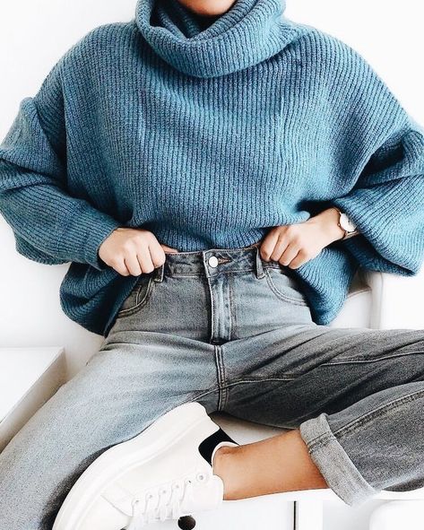 Shared by bbdi0r. Find images and videos about fashion, style and blue on We Heart It - the app to get lost in what you love. Jeans Sweatshirt Outfit, Street Style Women Casual, Rihanna Street Style, Fall Sweater, Sweatshirt Outfit, Style Jeans, Style Women, Inspiration Mode, Looks Style