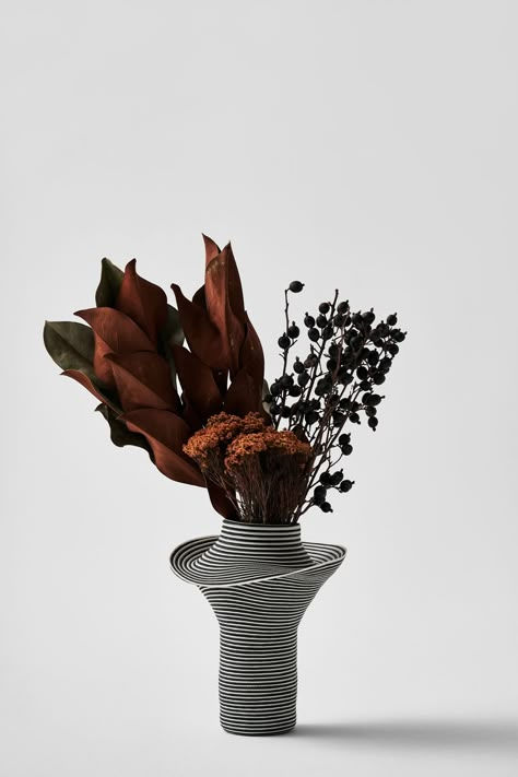 Chic Flower Arrangements, Plant In Vase, Flower Screensaver, Stripe Art, Showroom Inspiration, Striped Vase, Flora Design, Striped Art, Flower Vases Decoration