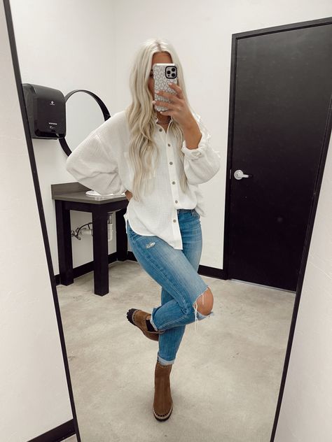 Professional Cosmetologist Outfits, Rainy Errands Outfit, Causal Outfits For Women Fall 2022, Hairstylist Outfits Winter, Fall Salon Outfits, Fall Hair Stylist Outfits, Salon Dress Code Outfits, Cute Outfits For Cosmetology School, Cute Hair Stylist Outfits