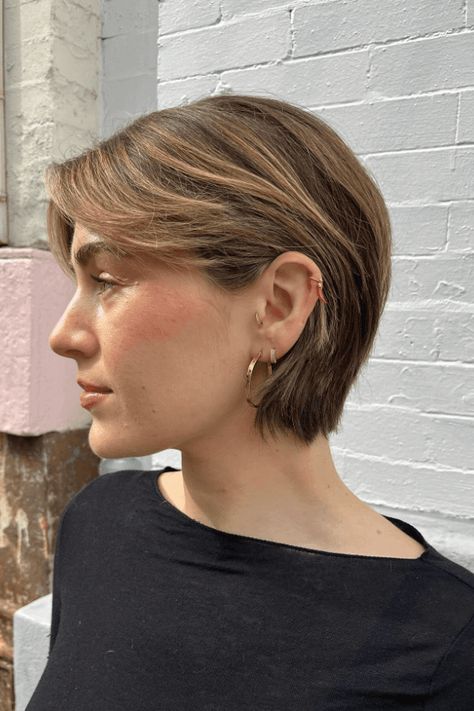 retro hairstyles, 90s comeback, bixie haircuts Blond Long Pixie Haircut, Playful Pixie Haircut, Pixie Haircut Dye Ideas, Classic Pixie Haircut Fine Hair, Short Hair Women Layers, Tomboy Bob Haircut, Retro Bob Haircut, Bob To Pixie Before And After, 90s "bixie" Haircut Straight