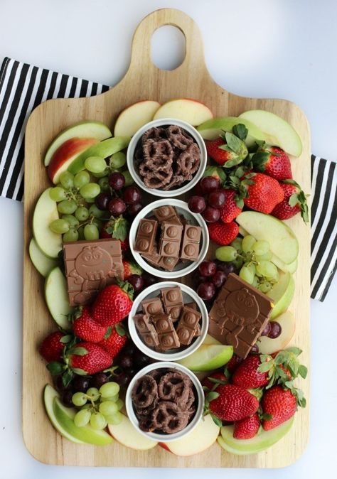 A simple and sweet chocolate dessert board with fruit! Perfect for a gathering! Strawberries, grapes, apples and two types of chocolate. Chocolate Dessert Board, Food Platters Party, Fruit And Chocolate, Dessert Board, Dessert Platter, Snack Platter, Dessert Fruit, Charcuterie Inspiration, Types Of Chocolate