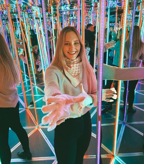 Mirror Maze Photoshoot, Mirror Maze, Photo Hacks, Chicago Photos, Family Photoshoot, Fashion Poses, Picture Poses, Photo Ideas, Miami