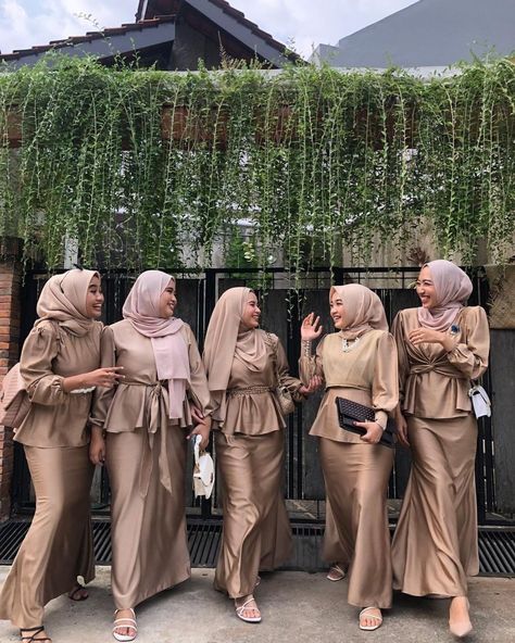 Gaun Bridesmaid Hijab Satin, Baju Bridesmaid Muslim, Bridesmaid Dresses Hijab Satin, Baju Bridesmaids, Bridesmaid Muslim, Baju Bridesmaid Modern Hijab, Baju Bridesmaid Hijab, Bridesmaid Dresses Hijab, Beige Bridesmaids