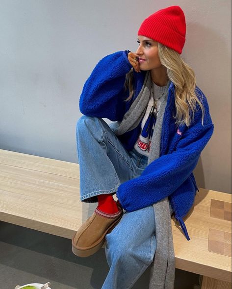 Blue jacket jeans red beanie Cute Cold Weather Outfits Casual Winter Layers, Winter Outfits With Color, Layering Outfits Winter Cold Weather, Red Uggs Outfit, Really Cold Winter Outfits, Winter Outfits Colorful, Fun Winter Outfits, Blue Beanie Outfit, Fits Cold Weather