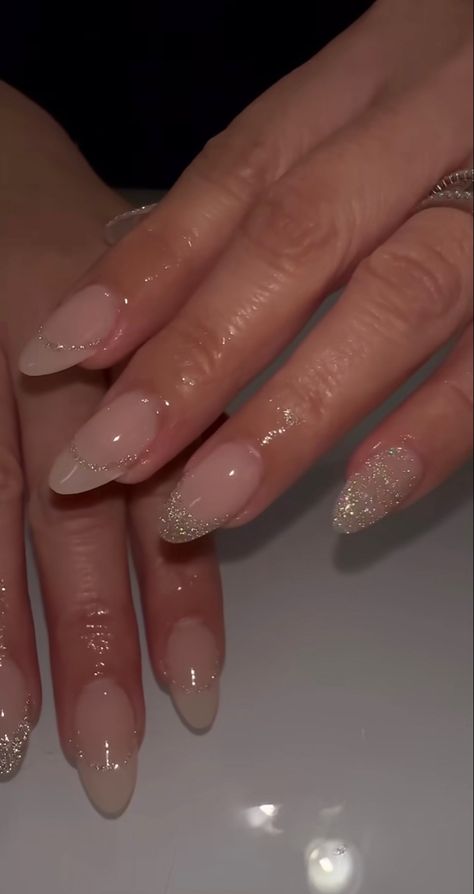 Nails That Match Champagne Dress, Glossy Sparkly Nails, Expensive Nails Aesthetic, Simple Glitter Nail Designs, Champagne French Tip Nails, Nail Glitter Ideas, Going Out Birthday Outfit, Chrome Nails With Glitter, Glittery Almond Nails