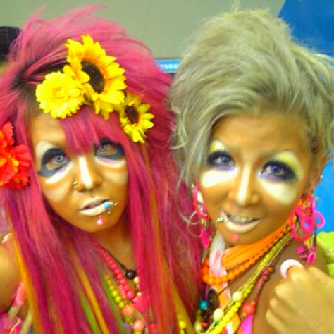 japanese Yamanba Gyaru, Manba Gyaru, Ganguro Girl, Bio Queen, Rich Girl Fashion, Gyaru Style, Japanese Pop Culture, Gyaru Fashion, Makeup Clothes