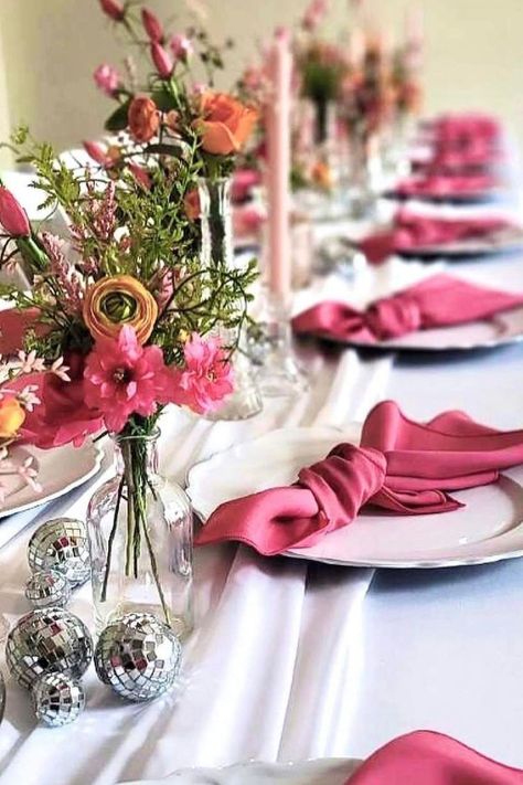 Graduation Table Setting Ideas, Senior Dinner Table Decor, Pink Graduation Party Decorations Table Settings, Pink Table Setting Ideas, Themed Graduation Party Ideas, Senior Serve Table Ideas, Graduation Party Set Up, Graduation Dinner Table Ideas, Graduation Party Table Set Up