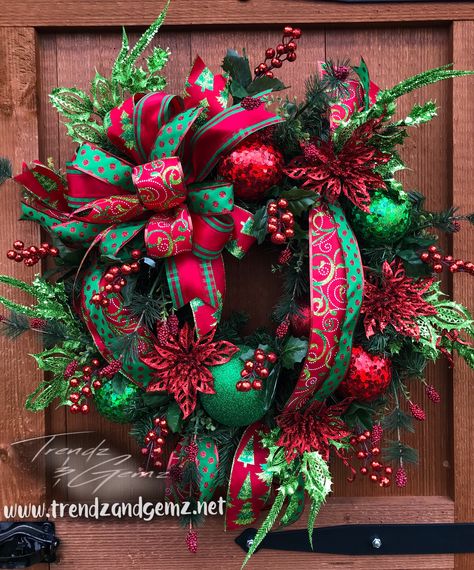 Green and red #traditionalchristmas #tradtional #wreaths #redchristmaswreath #greendecor #redgreenchristmaswreath Bow Wreaths, Xmas Arrangements, Red And Green Christmas Wreath, Cupcake Wreath, Wired Ribbon Wreath, Diy Wreath Making, Green Christmas Wreath, Christmas Wreath Decor, Ring Wreath