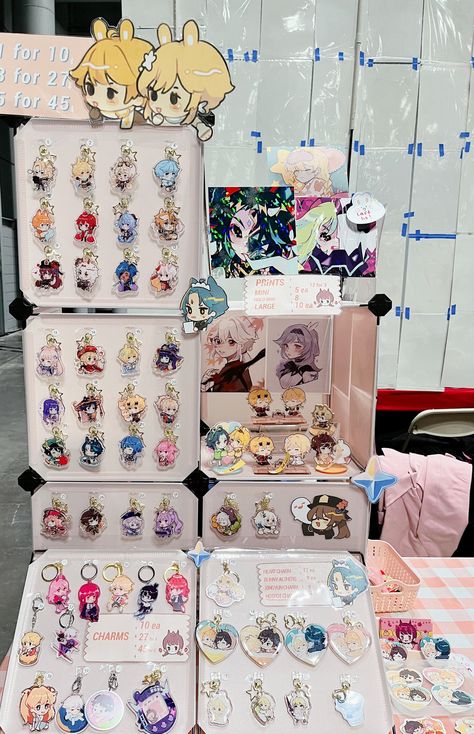 Anime Vendor Booth, Keychain Booth Display, Keychain Booth Display Ideas, Artist Alley Keychain Display, Anime Booth Display, Artist Alley Charm Display, Keychain Stand Display, How To Display Keychains, Art Alley Display