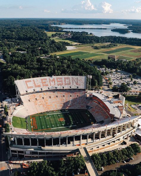 Clemson Football on Instagram: “CLEMSON❗️TIGERS❗️ — 🐅 #ALLIN” Clemson Aesthetic, Clemson Campus, Clemson Baby, Clemson Tailgating, Clemson South Carolina, Lake Hartwell, Clemson Tigers Football, Clemson Fans, College Lifestyles