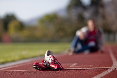 Track Senior Pictures, Senior Photos Boys, Track Pictures, Senior Boy Poses, Male Senior Pictures, Senior Portrait Poses, Senior Pictures Sports, Country Senior Pictures, Running Track