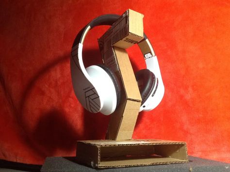 Headset Stand Diy, Diy Headphone Stand, Diy Headphones, Cardboard Creations, Headset Holder, Headset Stand, Desk Decorations, Headphone Stand, Headphone Holder