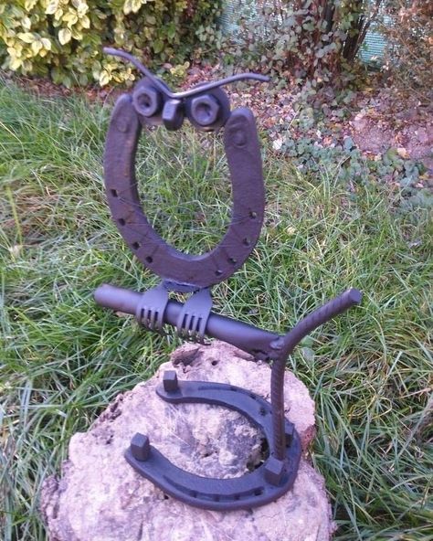 Start Of Fall, Cool Welding Projects, Horseshoe Crafts Projects, Scrap Recycling, Welding Crafts, Horseshoe Projects, Horseshoe Decor, Horseshoe Crafts, Welding Art Projects