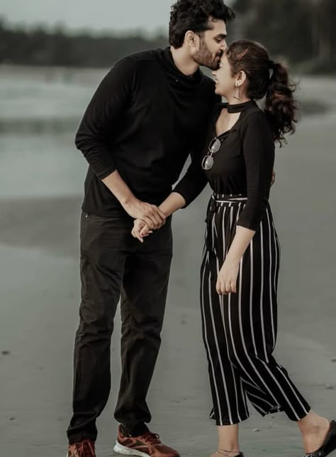 Pre Wedding Shoot Clothes Ideas, Casual Outfits For Pre Wedding Shoot, Prewedding Couple Dress, Couple Dress For Pre Wedding Shoot, Pre Wedding Shoot Outfit Ideas Casual, Prewedding Outfit Ideas Casual Indian, Pre Wedding Shoot Dress Ideas, Couple Dress Casual, Pre Wedding Photoshoot Outfit Dresses