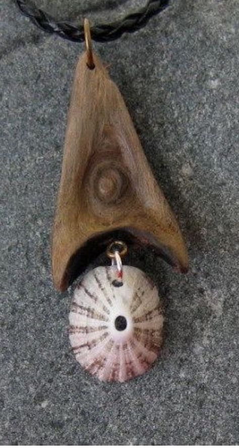 Driftwood Creations, Shell Projects, Driftwood Ideas, Beach Jewellery, Driftwood Art Diy, Driftwood Jewelry, Driftwood Projects, Wood Art Projects, Wooden Jewellery