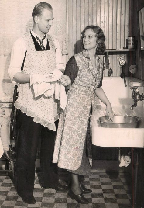 1930s Working Women, Vintage Homemaker, 1930s Fashion Women, Domestic Worker, 1930 Fashion, 1930's Fashion, Vintage Housewife, Staff Uniforms, Retro Housewife