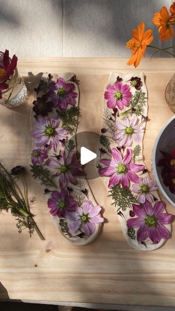 Jamie Young - Natural Dye Educator on Instagram: "Eco printing with flowers tips & tricks 🌿 The truth is, there really are no fast tricks when it comes to natural dyeing. It’s a nuanced process that involves a lot of thought and intention. It can take time to figure out how to get fantastic prints. 👉🏼That’s why I’m sharing some of my favorite tips with you today! 🩵 Comment BLOOM below and I’ll send you a list of my most cherished eco printing flowers! 🌼 In the video, I mention that I’ll further explain why I use a good amount of detergent to avoid bleeding in the first post dye wash. 🧼 The surfactants in detergent are designed to bind to impurities and pull them away from the fabric. This means that the unbound dye that’s coming off of your fabric will have less of a chance of rebind Flower Tie Dye Pattern, Flower Printing On Fabric, Printing With Flowers, Random Diys, Printing Flowers, Dye Flowers, How To Tie Dye, Natural Dyeing, Jamie Young