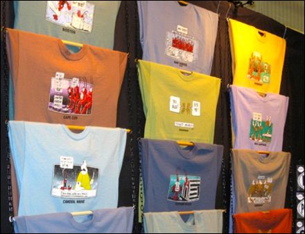 Rod and Chain T-Shirt Display Concert Tshirt Display, Conference Merch, Visual Installation, T Shirt Display, Brewery Decor, Shirt Displays, Gift Shop Displays, Vendor Booth Display, T Shirt Frame