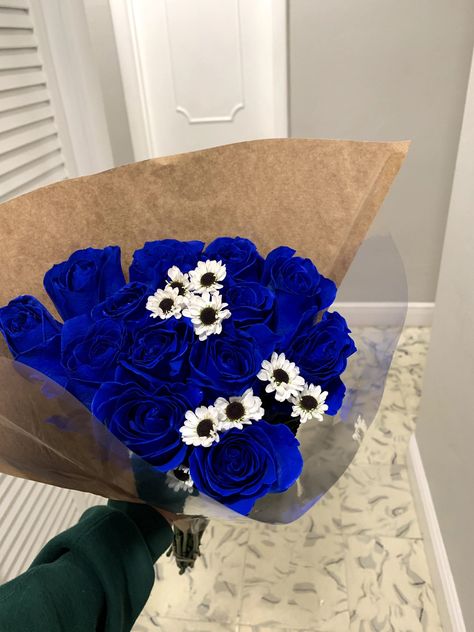 britney on Twitter: "it’s the weekly roses from my boyfriend for me 🥰… " Boquette Flowers, The Mistake, Flowers Bouquet Gift, Dream Gift, Flower Therapy, Beautiful Bouquet Of Flowers, Luxury Flowers, Blue Roses, My Boyfriend