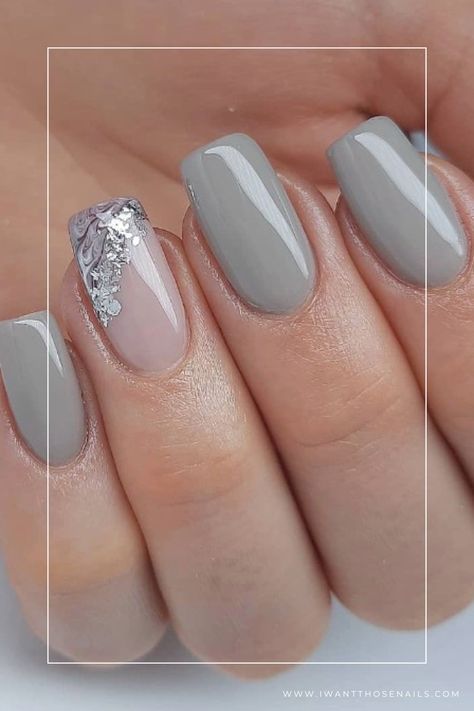 grey and silver winter nails Grey Wedding Nails For Bride, Elegant Nails Gray, Light Nails With Glitter, Gray And Rose Gold Nails, Dove Gray Nails, Winter Nails Wedding, Gray Nail Designs Winter, Gray Nails With Design Ideas, Silver Foil Nail Designs