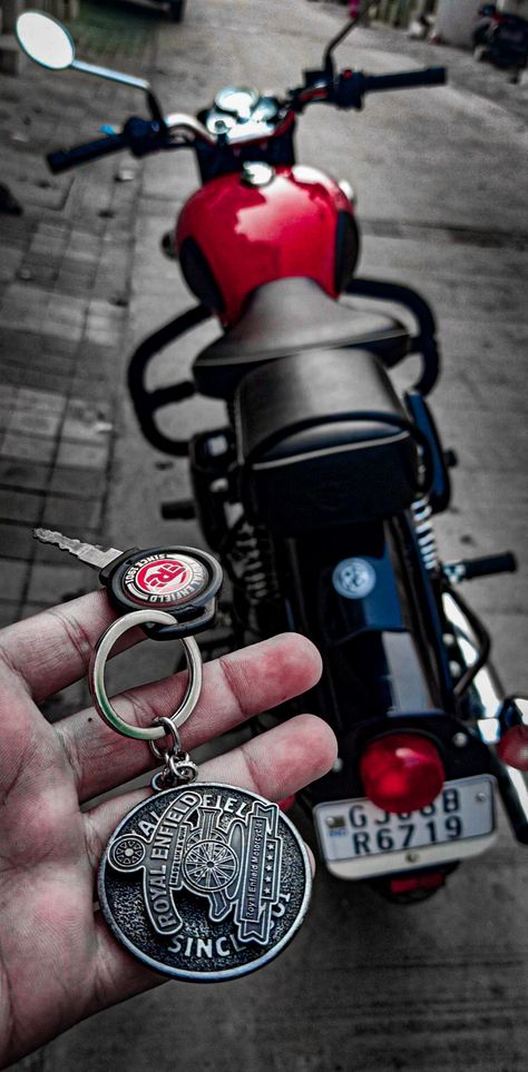 Royal Enfield Keychain, Bullet Bike, Enfield Classic, Dhoni Wallpapers, Pic Poses, Hd Nature Wallpapers, Nature Wallpapers, Pic Pose, Boy Photography