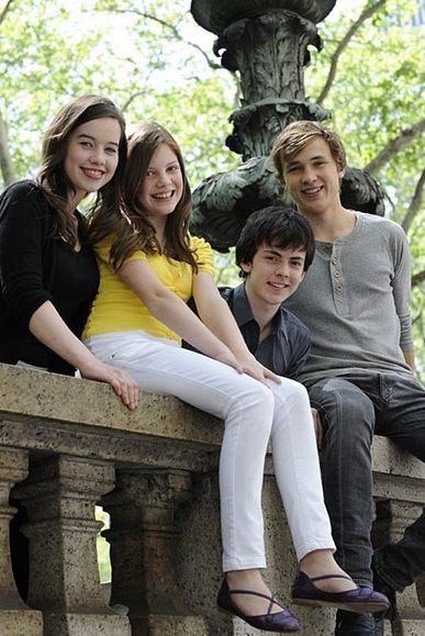 The Pevensies! L to R: Anna Popplewell (Susan), Georgie Henley (Lucy), Skandar Keynes (Edmund), William Moseley (Peter). Skandar Keynes, Narnia Cast, Narnia Movies, Lucy Pevensie, Anna Popplewell, Narnia 3, William Moseley, Edmund Pevensie, Georgie Henley