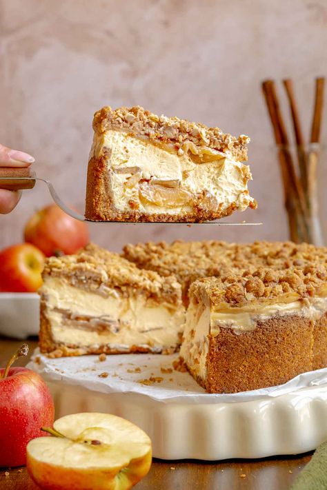 Thanksgiving Desserts For Work, Desserts For Winter, Crumble Recipe Easy, Apple Crumble Recipe Easy, Apple Crumble Cheesecake, Apple Crumble Topping, Cheesecake Apple, Crumble Cheesecake, Oat Crumble Topping