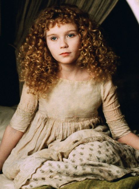 Kirsten Dunst as Claudia in Interview With The Vampire: The Vampire Chronicles (1994). Tiny Black Dress, Lestat And Louis, Nadine Coyle, Queen Of The Damned, The Vampire Chronicles, Vampire Love, Vampire Movies, Anne Rice, Vampires And Werewolves