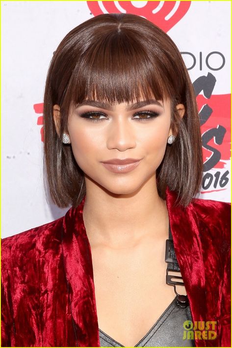 Zendaya Steps Out In Style For The iHeartRadio Music Awards 2016: Photo #3621337. Zendaya tries out a short bob hairstyle at the 2016 iHeartRadio Music Awards held at The Forum on Sunday (April 3) in Inglewood, Calif. The 19-year-old singer… Zendaya Hair, Hair Color Mahogany, Mahogany Hair, Frontal Hairstyles, Zendaya Coleman, Straight Wig, Grunge Hair, Short Bob Hairstyles, Cortes De Cabello