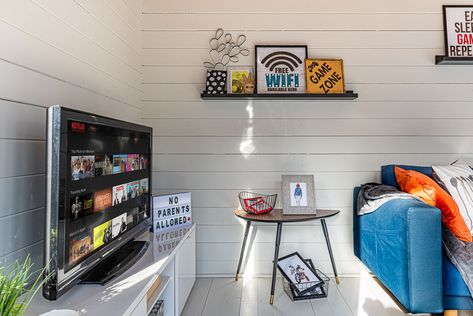 Teenage Den in garden room Teenage Garden Hangout, Teenage Den, Outside Sheds, Den Room, Cabin Room, Garden Room Ideas, Garden Cabins, Den Ideas, Moms Cooking