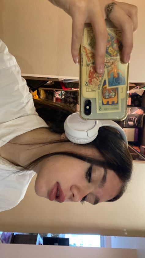 White Headphones Outfit, Big Headphones Aesthetic, White Headphones Aesthetic, Outfits With Headphones, Jbl Headphones Outfit, Headphone Girl, Headphone Outfit, Headphone Aesthetic, Headphones Aesthetic