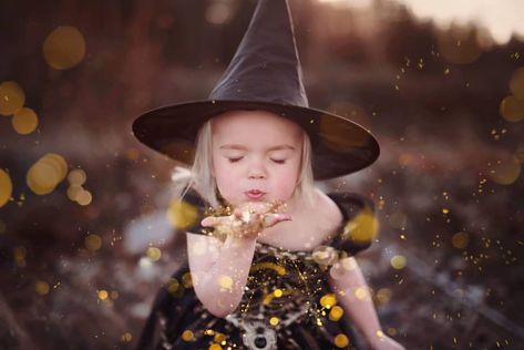 Kids Halloween Picture Ideas, Halloween Picture Ideas For Kids, Kids Halloween Pictures, Halloween Mini Session Ideas, Halloween Photoshoot Kids, Halloween Minis Photography, Halloween Costume Mini Session, Kids Witch Photoshoot, Witch Photoshoot Kids