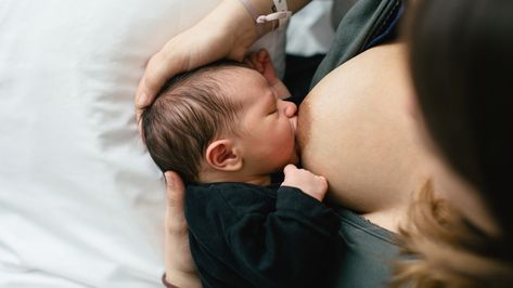 Here's what the sucking reflex in babies looks like, why it happens and how long it lasts. Mom Breastfeeding Baby, Mother Feeding Baby, Mother Baby Photography, Mother Feeding, Feeding Baby, Nursing Baby, Nursing Mother, Newborn Baby Boy, Breast Feeding