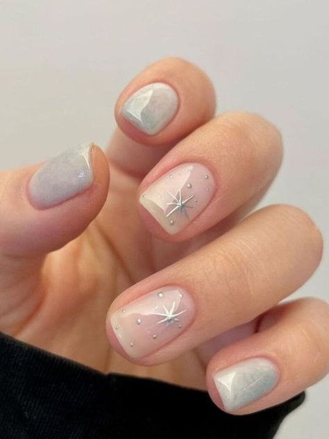 winter Korean nail designs with snowflakes Korean Nail, Silver Nail, Korean Nails, Christmas Gel Nails, Simple Gel Nails, Snowflake Nails, Cat Kuku, Xmas Nails, Chic Nails