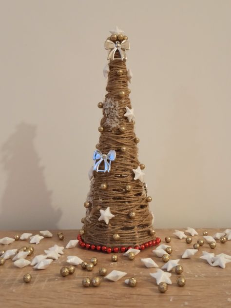 DİY Jute Christmas Tree Small Christmas Decorations, Christmas Decorations Diy, Christmas Tree Diy, Diy Christmas Decorations, White Glue, Tree Diy, Jar Lids, Christmas Wrapping, Hot Glue