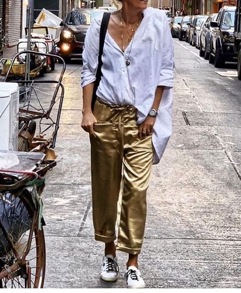 Mon on Instagram: “#look #fashion #style #outfit #complements #fashionlook #fashionstyle #styleblogger #style #stylefashion #fashion #whiteshirt #golden” Fisherman Pants, Gold Pants, Oversize Shirt, Sunglasses Fashion, White Shirts, Fashion Books, Street Chic, Ootd Fashion, Pants Outfit