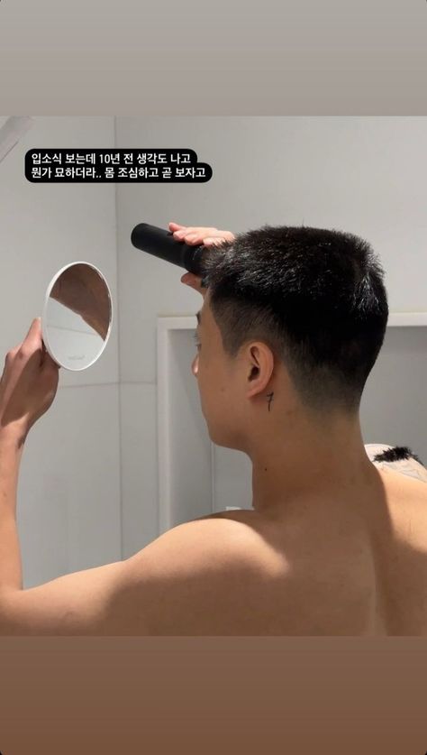 Jungkook’s brother posted photo of Jungkook shaving his hair 🥺 👤 “When I saw the admission news, I remembered 10 years ago and something felt strange.. Take care and see you soon.” Jungkooks Brother, Teen Boy Haircut, Rose Bp, Jungkook Songs, Short Layered Haircuts, Military Photos, Jeon Jungkook Photoshoot, Magic Shop, Jungkook Abs