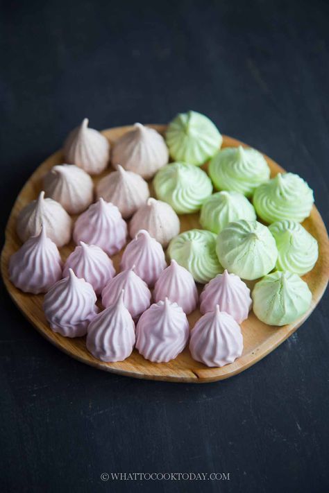 These light as air, crisp, and sweet egg white meringue cookies are fun to make and can be customed into many different flavors and colors. It's perfect for Chinese New Year or any holiday celebrations. All the tips you need to make meringue cookies successfully. Egg White Meringue, Kisses Cookies, Vietnamese Desserts, Sweet Egg, New Year's Snacks, Cookies Ice Cream, Asian Noodle Dishes, Meringue Kisses, Kiss Cookies