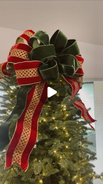 Bow On Christmas Tree Top, Tree Top Bows Christmas, Diy Bow Topper Christmas Trees, How To Make Christmas Tree Bows Ribbons, Bows On Ornaments, Bows On Top Of Christmas Trees, Modern Tree Topper Ideas, Tree Topper Bows Christmas, Christmas Topper Ideas Diy