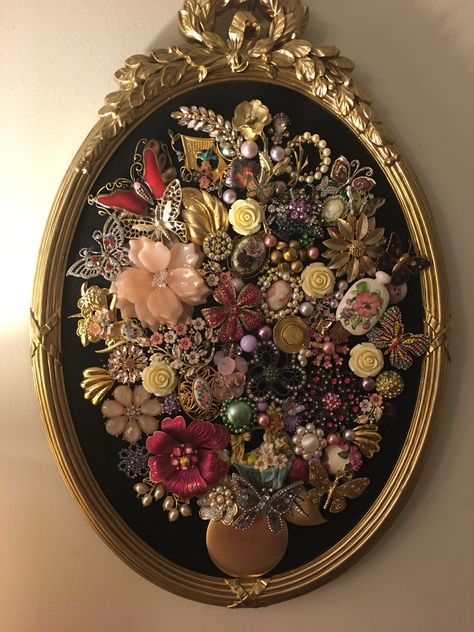 Broach Display Ideas Diy, Brooch Art Projects, Brooch Decorating Ideas, Brooch Craft Ideas, Crafts With Brooches Old Jewelry, Crafts With Jewelry Diy Projects, Crafting With Old Jewelry, Upcycled Picture Frames Ideas, What To Do With Old Broches