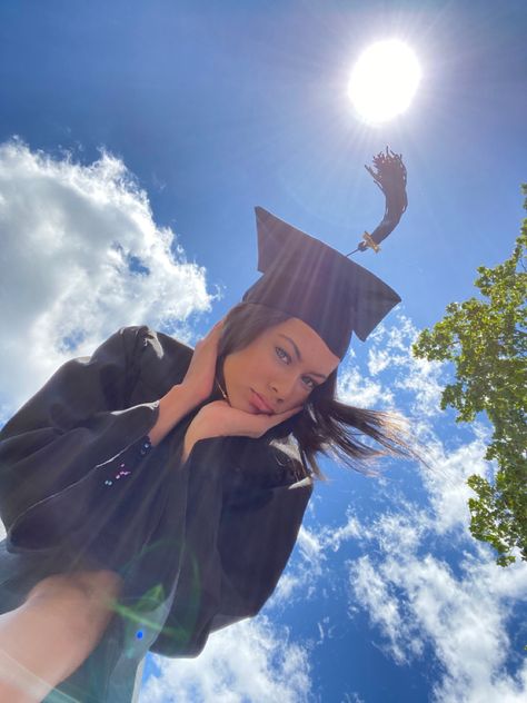 Cool Graduation Photoshoot, Art Teacher Graduation Pictures, Diy Grad Photos, Funny College Graduation Pictures, Graduation Photo Ideas High School, Funny Grad Pics, Cool Grad Pics, Funny Grad Photos, Graduation Pictures 2023