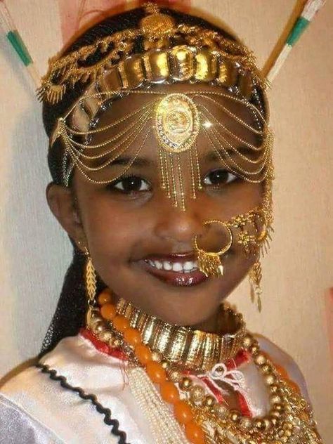 African People, African Traditional Dresses, We Are The World, Traditional Attire, African Jewelry, African Culture, African Beauty, World Cultures, Girls Wear