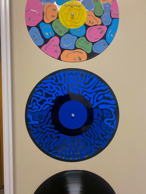 Disco Toilet, Record Painting Ideas, Painted Vinyl Record, Vinyl Record Art Ideas, Painted Records, Record Ideas, Vinyl Paintings, Painted Vinyl Records, Cd Wall Art