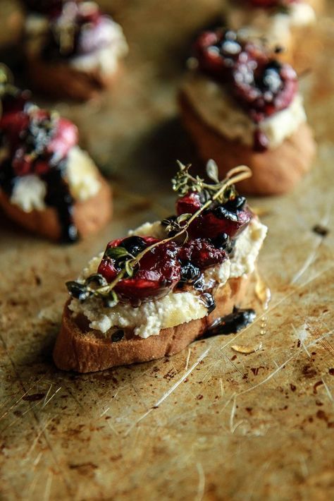 Crostini mit Mandel-Ricotta, geröstete Kirschen und Thymian mit Balsamico und Honig- Vegan und GF Form HeatherChristo.com Ricotta With Honey, Appetizer Crostini, Roasted Cherries, Bohemian Food, Almond Ricotta, Party Bites, Roasted Cherry, Toasted Bread, Roasted Vegetable