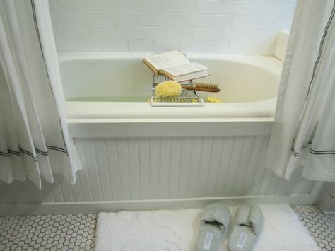 Use beadboard and trim to update a boring builder bathtub. Great for the guest bath! Beadboard Diy, Bathtub Surround, Bad Inspiration, Bead Board, Tub Surround, Bathroom Redo, Bathroom Floor, Bath Tub, Diy Home Improvement