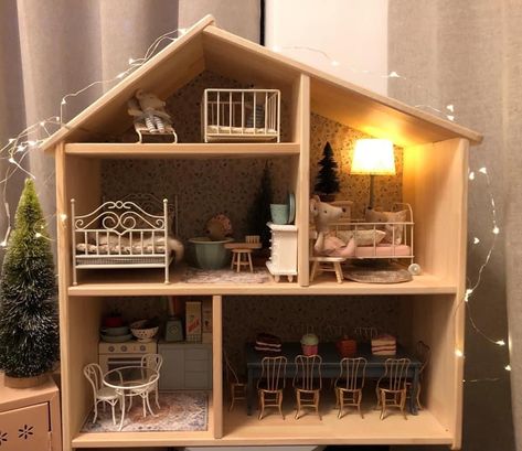 Maileg House, Toy Corner, Lps Crafts, Maileg Doll House, Ikea Dollhouse, Ikea Flisat, Maileg Dolls, Maileg Mouse, Mouse House