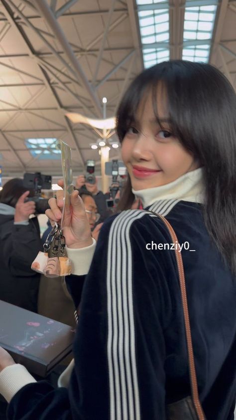 231213 LISA at ICN Airport heading to Thailand! | #blackpink #jennie #jisoo #lalisa #roseanne #bornpink #worldtour #shutdown #pinkvenom #typagirl #tally #foreveryoung #prettysavage #hylt #lovesickgirls #dddd #nini #jichu #rosie #lili #flower #alleyesonme #solo #youandme #gone #ontheground #money #lalisa #concert #coachella #blinks | Always with Lili 💗 Modern Fairy, Lisa Blackpink Instagram, Lisa Bp, Icn Airport, All Eyes On Me, Lisa Blackpink Wallpaper, Lalisa Manobal, Jennie Lisa, Kim Jisoo